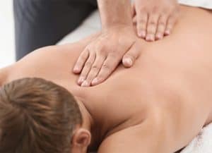 Rygmassage på briks massagepeter