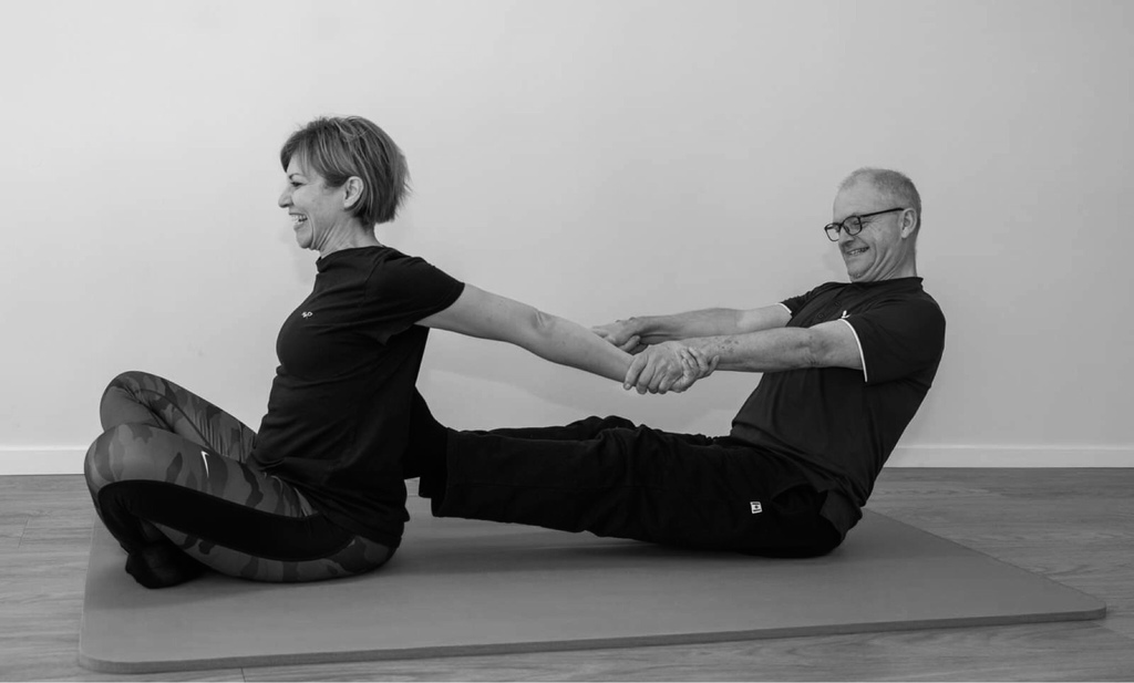 Thai yoga massage stræk arme og ryg