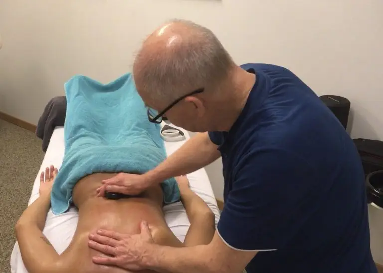 Antistress-massage på briksen i klinikken.